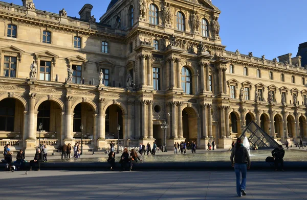 フランス、パリのルーブル宮 — ストック写真