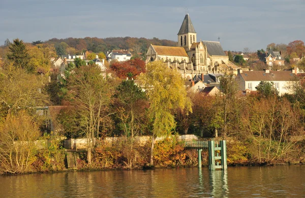 法国，塞纳河畔的一座风景如画的城市 — 图库照片