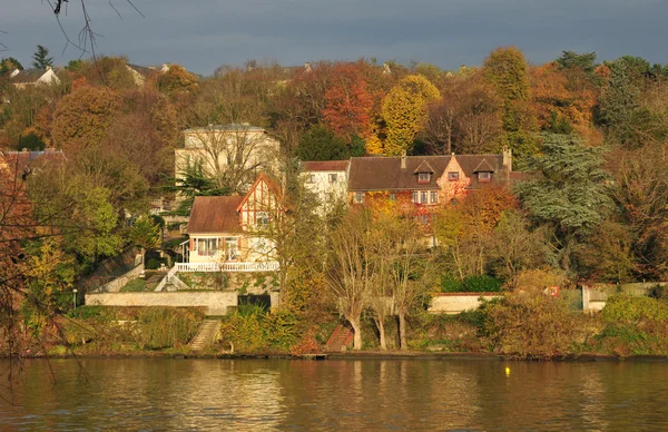 Francie, malebné město triel sur seine — Stock fotografie