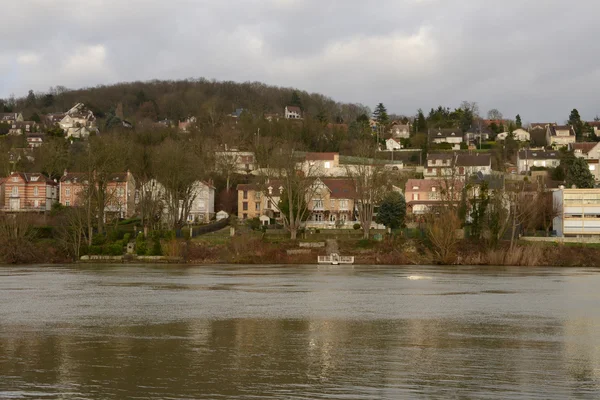 法国，如诗如画市 Triel sur 塞纳河在冬天 — 图库照片