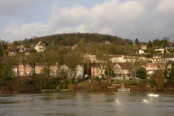 França, a pitoresca cidade de Triel sur Seine no inverno — Fotografia de Stock