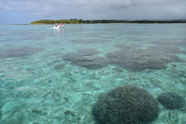 Afrika, pittoreska aera av Blue Bay nära Mahebourg — Stockfoto