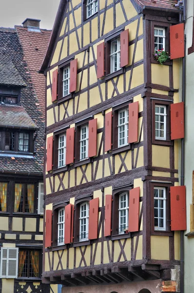 Picturesque old house in Colmar in Elsace — стоковое фото