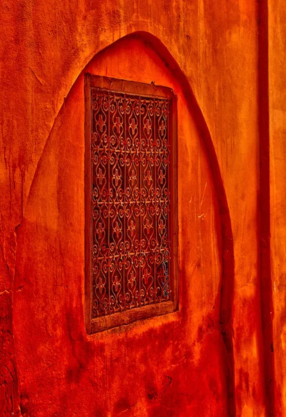 Maroko, stare okna w Marrakeszu — Zdjęcie stockowe