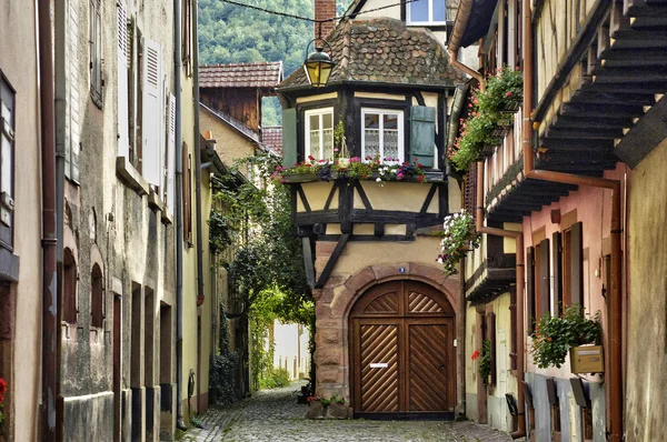 Francia, il piccolo villaggio di Kaysersberg in Alsazia — Foto Stock