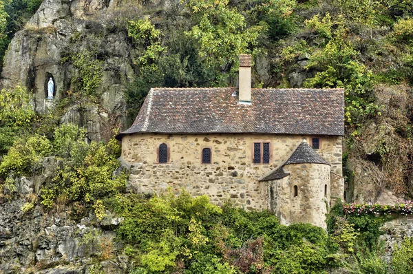 Франция, старинная и живописная часовня в Кайсерсберге — стоковое фото