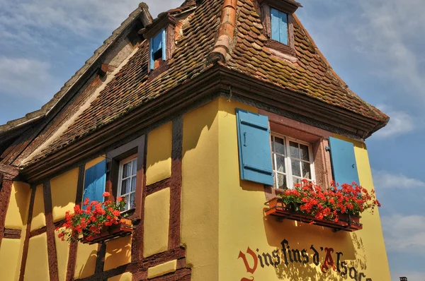 Francie, Alsasko, malebné staré staré vesnice z Eguisheim — Stock fotografie