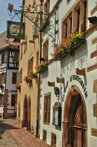 Francia, Alsazia, pittoresco vecchio villaggio di Eguisheim — Foto Stock
