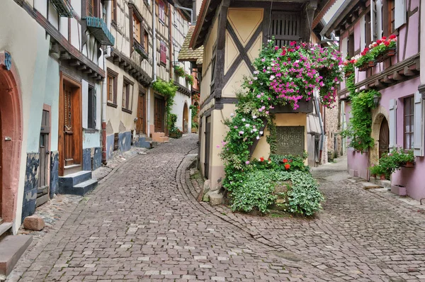 France, picturesque old house in Eguisheim in Alsace — Stock Photo, Image