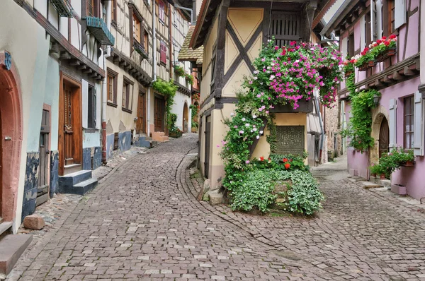 Francia, pittoresca vecchia casa in Eguisheim in Alsazia — Foto Stock