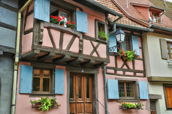 Francia, pittoresca vecchia casa in Eguisheim in Alsazia — Foto Stock