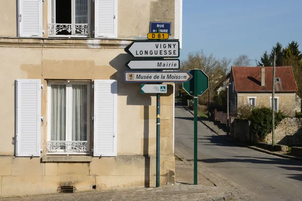 Francia, il pittoresco villaggio di Sagy — Foto Stock