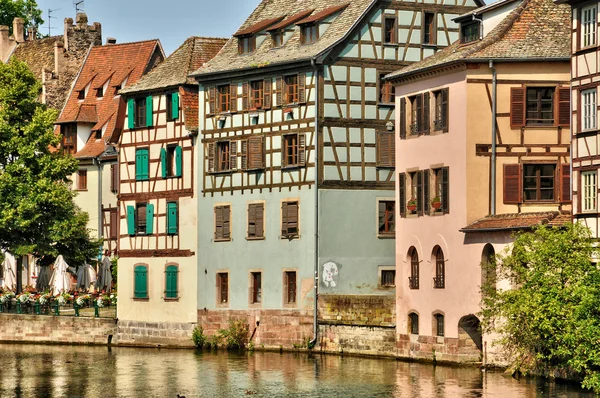 Casas antiguas en el barrio de La Petite Francia en Estrasburgo —  Fotos de Stock