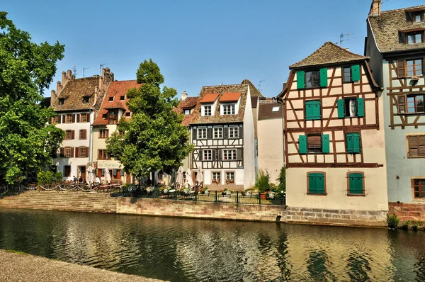 Casas antiguas en el barrio de La Petite Francia en Estrasburgo —  Fotos de Stock