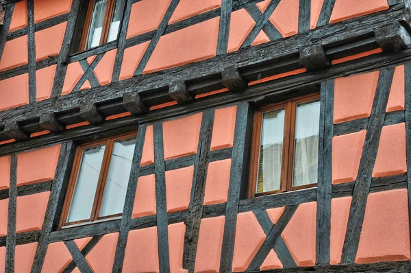 France, maison ancienne pittoresque à Eguisheim en Alsace — Photo