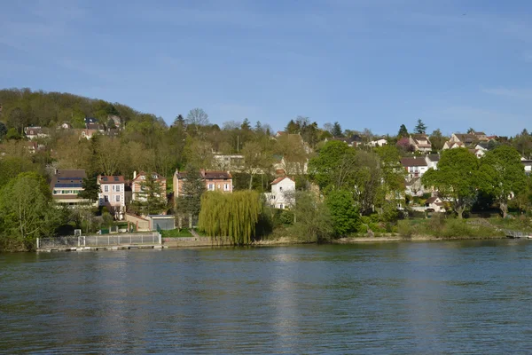 法国，塞纳河畔的一座风景如画的城市 — 图库照片