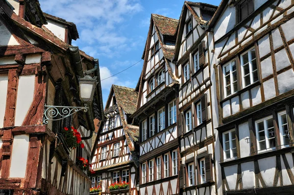 Casas antiguas en el barrio de La Petite Francia en Estrasburgo — Foto de Stock
