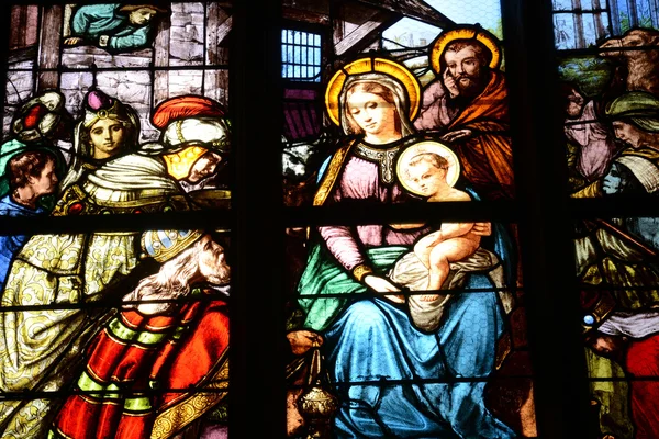 Frankrike, glassmaleri i St. Martin-kirken i Triel – stockfoto