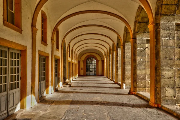 Francie, malebné město Cluny v Saone et Loire — Stock fotografie