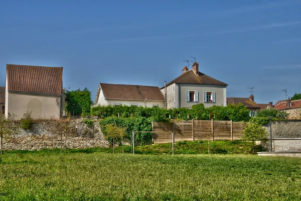 Ile de France, pintoresco pueblo de Ecquevilly — Foto de Stock