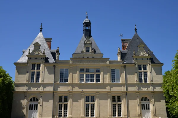 Francia, la pintoresca iglesia de L isle Adam — Foto de Stock