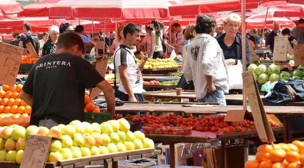 Croacia, pintoresco mercado de Zagreb — Foto de Stock