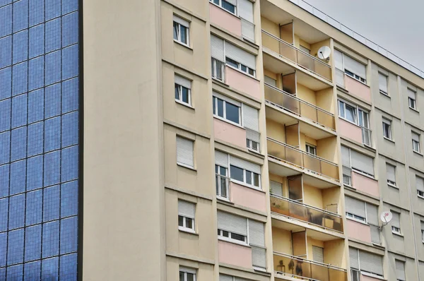 Francia, paneles fotovoltaicos en una pared de un edificio — Foto de Stock