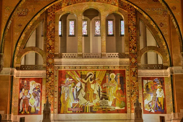 França, basílica pitoresca de Santa Teresa de Lisieux em Nor — Fotografia de Stock