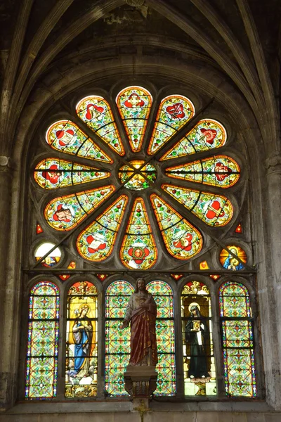 Francia, la pintoresca iglesia de Magny en Vexin —  Fotos de Stock