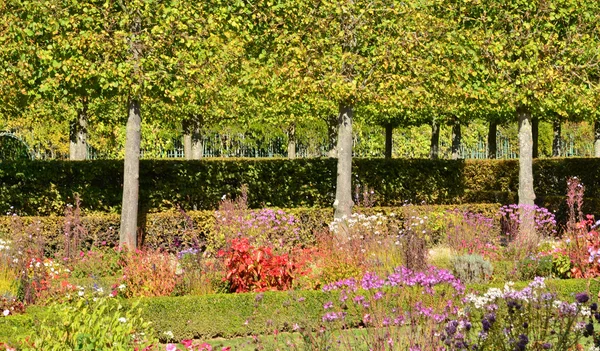 Ile de France, o jardim de Petit Trianon no Palácio de Versalhes — Fotografia de Stock