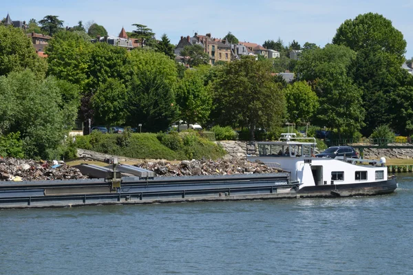 Ranska, viehättävä kaupunki Triel sur seine — kuvapankkivalokuva