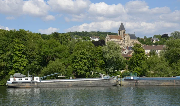 Frankrike, den pittoreska staden triel sur seine — Stockfoto