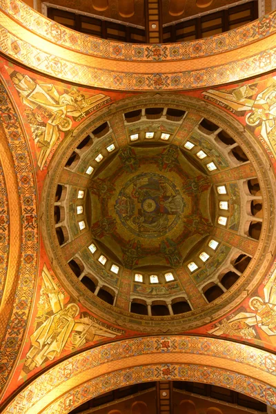 Francia, pintoresca basílica de Santa Teresa de Lisieux en Nor — Foto de Stock