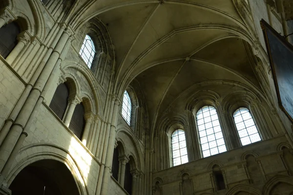 Живописный собор Лизьё в Нормандии — стоковое фото