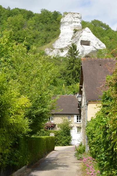 Frankrike, den pittoreska byn haute isle — Stockfoto