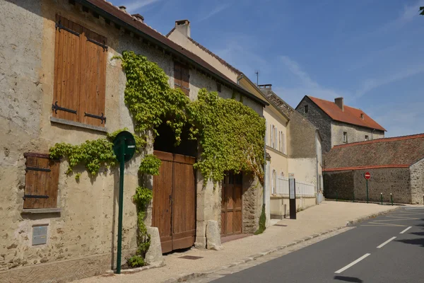 Francia, el pintoresco pueblo de Aincourt —  Fotos de Stock