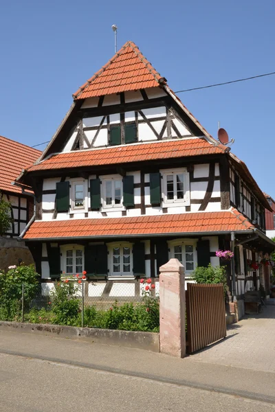 Francia, pintoresco pueblo de Hunspach en Alsacia — Foto de Stock