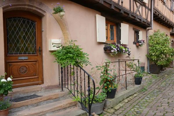 Francie, malebné vesnici Eguisheim v Alsasku — Stock fotografie