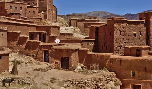 Marrocos, pitoresca pequena aldeia no deserto — Fotografia de Stock