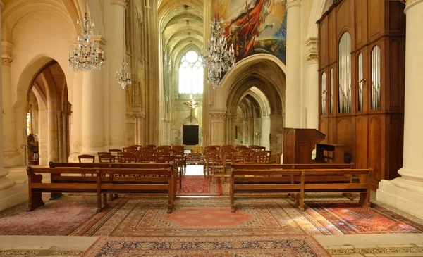 Frankrike, den pittoreska kyrkan av Triel sur Seine — Stockfoto