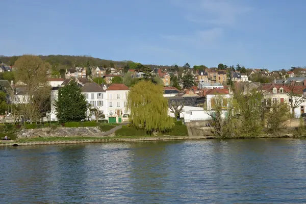 Frankrike, den pittoreska staden triel sur seine — Stockfoto