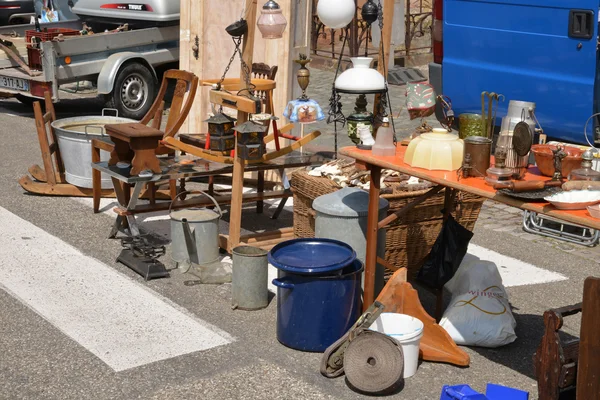Francia, objetos antiguos en un mercadillo de la ciudad de Wissembourg — Foto de Stock