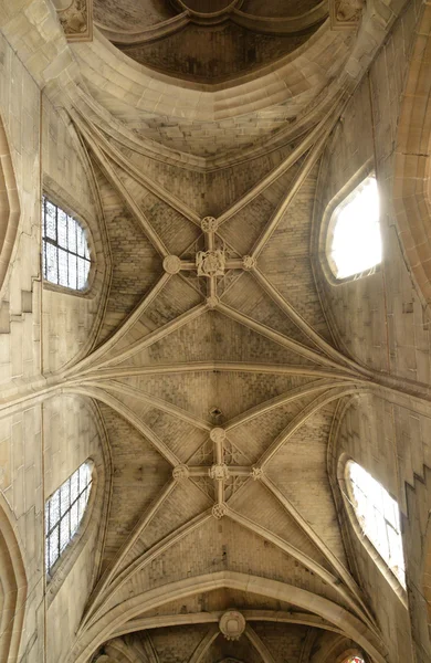 Frankrike, den pittoreska kyrkan av Magny en Vexin — Stockfoto