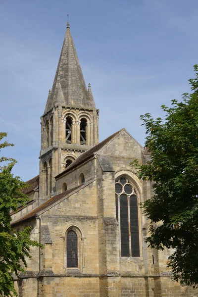 Francia, la pintoresca iglesia de Jouy le Moutier — Foto de Stock