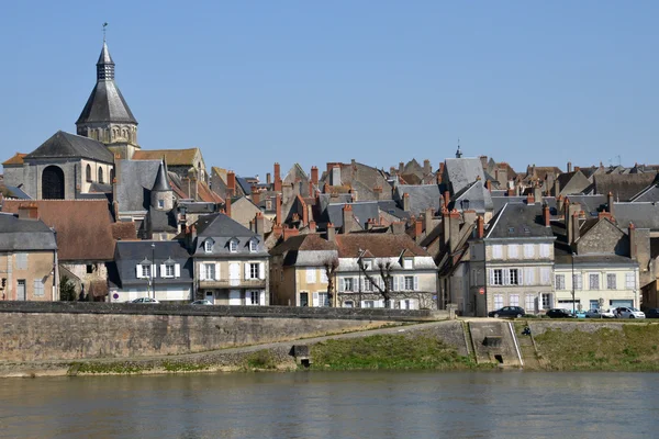 França, cidade pitoresca de La Charite sur Loire em Bourgogne — Fotografia de Stock