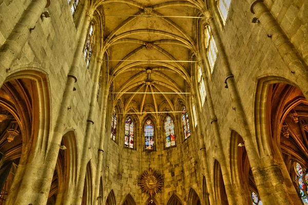 Ile de France, la pintoresca iglesia de Montfort l Amaury — Foto de Stock