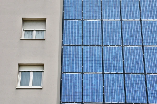 Francia, pannelli fotovoltaici su una parete di un edificio — Foto Stock