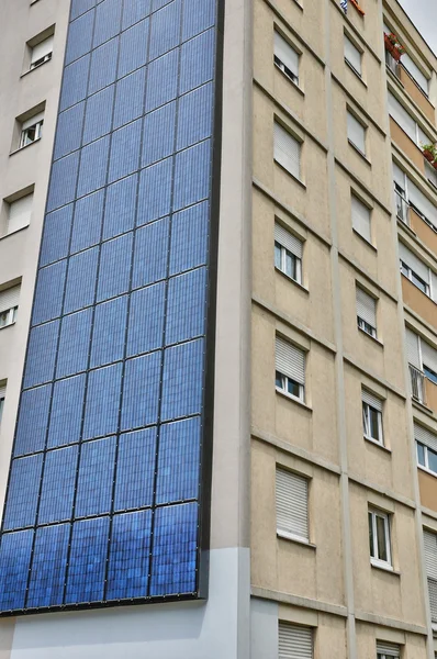 Frankreich, Photovoltaik-Paneele auf einer Hauswand — Stockfoto