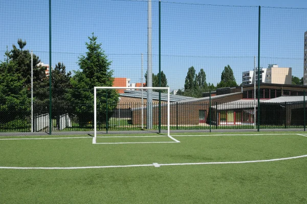 France, Yvelines, un campo sportivo sintetico a Les Mureaux — Foto Stock