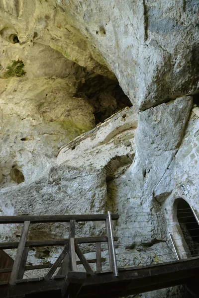 Eslovenia, pintoresco e histórico castillo de Predjama —  Fotos de Stock